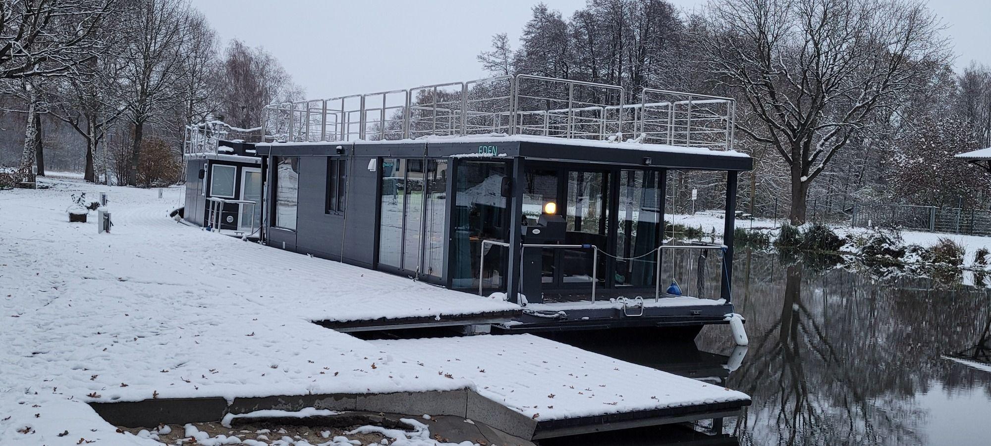 Eden Luxus Hausboot mit Sauna- festliegend